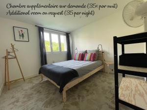 1 dormitorio con cama y ventana en Toupie et Bicyclette, en Charmes-sur-Rhône