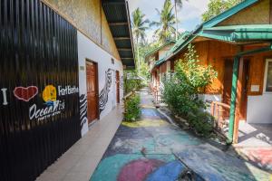 un callejón con una pintura al lado de un edificio en Ocean Mist Tourist Inn, en San Vicente