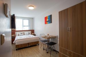 イスタンブールにあるPera Sultan Suitのベッドルーム1室(ベッド1台、テーブル、椅子付)