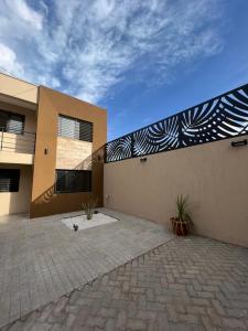 una casa con una pared con un diseño en ella en Lumiere Apartments - Elegante Departamento en Complejo Residencial en Mendoza