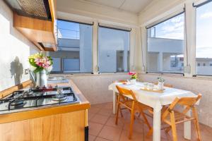 Η κουζίνα ή μικρή κουζίνα στο Appartamento Limonaia Bilo - MyHo Casa