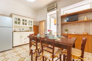 Η κουζίνα ή μικρή κουζίνα στο Appartamento Limonaia Bilo - MyHo Casa