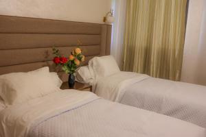 Postel nebo postele na pokoji v ubytování Hôtel Des Lilas + 37 fotografií