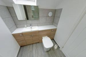 małą łazienkę z toaletą i umywalką w obiekcie The Coach House w mieście Westoe