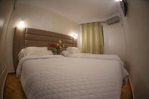 Postel nebo postele na pokoji v ubytování Hôtel Des Lilas