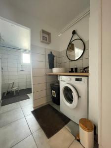 lavadero con lavadora y espejo en Toupie et Bicyclette, en Charmes-sur-Rhône