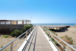 una passerella che conduce alla spiaggia con molo di Bungalow Mar Azul a Maspalomas