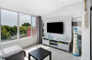 馬斯帕洛馬斯的住宿－Bungalow Mar Azul，客厅配有平面电视和大窗户。