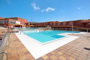 una grande piscina in cima a un edificio di Bungalow Mar Azul a Maspalomas