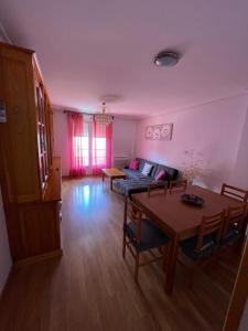 een woonkamer met een bank en een tafel bij CASABLANCA in Arenas de San Pedro