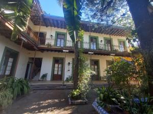 una vista exterior de un edificio con árboles y plantas en Gran Hotel Concordia, en Salto