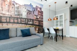 Una sala de estar con un sofá y un comedor. en Dream Team Nordic Haven, en Bydgoszcz