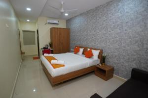 Postel nebo postele na pokoji v ubytování Hotel Iris Atnest Madhapur - A Business Hotel