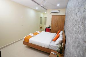 Postel nebo postele na pokoji v ubytování Hotel Iris Atnest Madhapur - A Business Hotel
