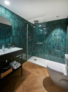 y baño con aseo, lavabo y ducha. en The Moods Oasis, en Barcelona
