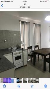 uma cozinha com um fogão e uma mesa de jantar em M L em Navarro