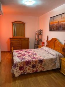 een slaapkamer met een bed en een dressoir bij CASABLANCA in Arenas de San Pedro