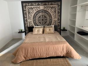 - une chambre avec un lit doté d'une grande tête de lit dans l'établissement Casa Bella Vista, à Fafe 30 autres photos