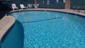 una gran piscina con agua azul en un hotel en Kona Inn Motel Anaheim, en Anaheim