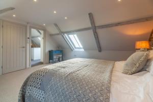 A bed or beds in a room at Wheelwrights