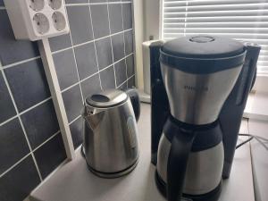 a blender sitting on a counter in a kitchen at Viihtyisä yksiö keskustan lähettyvillä in Oulu