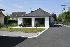 een wit huis met een oprit bij Maison rez-de-chaussée 3 étoiles confortable in Noyelles-sur-Mer