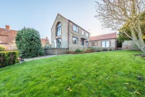 an empty yard in front of a brick house at Anchorage S in Salthouse