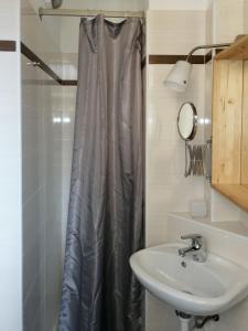 bagno con tenda per la doccia e lavandino di Al Molo 3 a Como