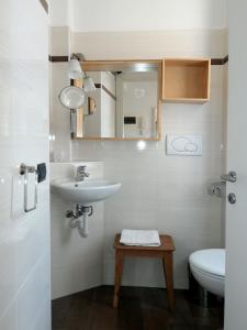 bagno con lavandino, servizi igienici e specchio di Al Molo 3 a Como
