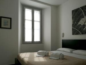 una camera da letto con un letto e due asciugamani di Al Molo 3 a Como