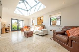 Holme next the SeaにあるWynholmeの天窓付きの広いリビングルーム