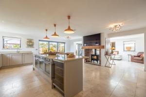 Holme next the SeaにあるWynholmeのオープンキッチン(ステンレス製の電化製品付)、リビングルーム