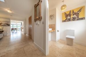 Holme next the SeaにあるWynholmeのトイレのある家の廊下 +46枚の写真