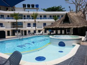una piscina frente a un hotel en Hotel Katylú, en Tolú