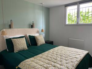 Ένα ή περισσότερα κρεβάτια σε δωμάτιο στο "Luci" proche du Zenith, Arténium, thermes, Auvergne, parking privé ,