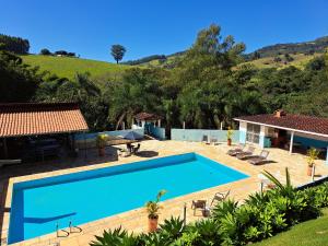 a villa with a swimming pool and a house at Estância Villa Ventura in Socorro