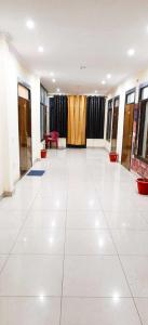 OYO Dream Guest House في Rāmpura: غرفة كبيرة مع أرضية بلاط بيضاء كبيرة