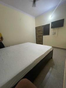Un pat sau paturi într-o cameră la OYO Royal Ms Residency
