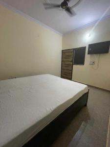 Un pat sau paturi într-o cameră la OYO Royal Ms Residency