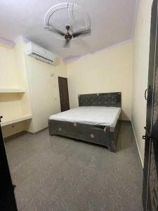 Ένα ή περισσότερα κρεβάτια σε δωμάτιο στο OYO Royal Ms Residency