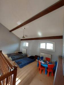 ein Wohnzimmer mit einem Sofa, einem Tisch und Stühlen in der Unterkunft Le domaine lyonnais pour groupe in Violay