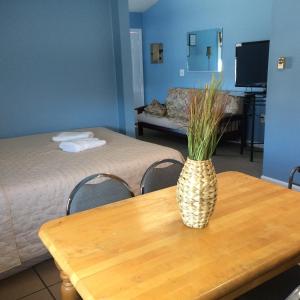 a room with a table with a pineapple vase on it at The New Oceanic Inn in Old Orchard Beach