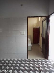 une chambre avec une porte s'ouvrant sur une chambre avec un lit dans l'établissement OYO Hotel Sky View 1, à Moradabad