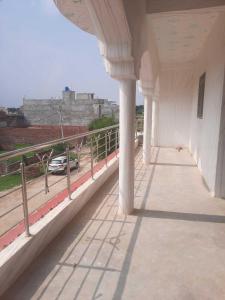 een balkon van een gebouw met uitzicht op de stad bij SPOT ON Sana Guest House in Lucknow