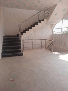 een lege kamer met trappen in een gebouw bij SPOT ON Sana Guest House in Lucknow