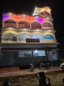 een groot gebouw met paarse lichten erop bij SPOT ON Sana Guest House in Lucknow