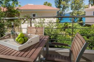 Drewniany stół z miską piłek tenisowych na nim w obiekcie Waterfront Suites Thalassa Mws Karavomilos Kefalonia w mieście Karavomylos