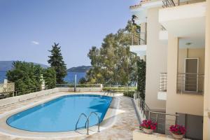 basen na balkonie budynku w obiekcie Waterfront Suites Thalassa Mws Karavomilos Kefalonia w mieście Karavomylos