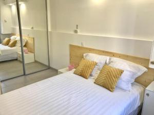 1 dormitorio con 1 cama grande y espejo en Blue Summer Vibes Appartment for 4P, AC, parking, beachfront, SPA access -5 en La Ciotat
