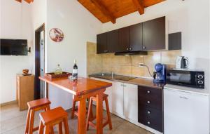 een keuken met een houten tafel en een aanrecht bij Nice Studio In Pula With Kitchen in Pula